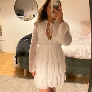 Klänning - Perfekta klänningen för både studenten eller ett festligare tillfälle!! Nyskick, aldrig använd utan endast testad. ☺️från Linn Ahlborgs kollektion för Nakd - Linn Ahlborg x NAKD. Skriv för fler bilder⭐️