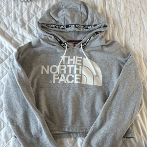 The North face hoodie  - En grå hoodie från north face använd typ 2-3 gånger!