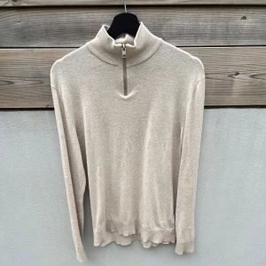 Jack and Jones half zip - Jack and Jones half zip i storlek M. Knappt använd och i mycket fint skick! Skriv vid frågor.