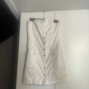 Jeansklänning - Mycket fint skick. Användbara fickor