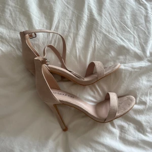 Mocka klackar - Säljer ett par helt oanvända klackskor från Boohoo🤍 