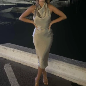 Klänning - Fin klänning från Asos med öppen rygg. Strl 38 men skulle säga att den även passar 36. Använd 1 gång