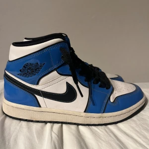 Air nike Jordan mid blue - Jag säljer min jätte snygga skor som jag använt Max 5 gånger. Skorna har inga defekter. Skick 10/10. Bara o höra av er om ni har funderingar. Ny pris:3000 mitt pris:2000