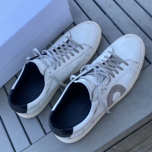 Oliver Cabell  - Säljer ett par Oliver Cabell Belmont Low 1, i storlel 44. Skorna är köpta i slutet på januari och har använts ett antal gånger, en lite skråma på vänster fot. Jag säljer dem här på grund av att dem var för stora, passar bättre på st 44-45. 