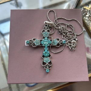 Halsband med kors - Ljusblåa stenar i korset