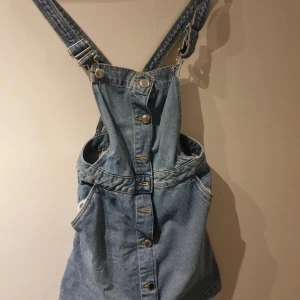 Jeans klänning  - Xs super snygg med en vit tröja under. 