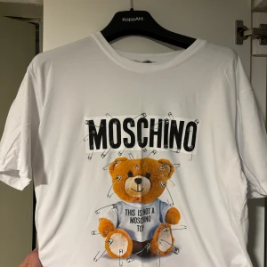 Moschino T-shirt - strl XL. passar som L. aldrig använt. 