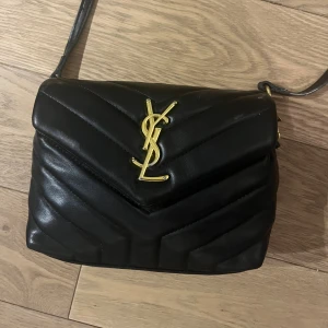 Ysl väska - Ysl väska toy loulou liknande. Byter ej & inga skambud. Väskan luktar fortfarande lite städspray men går att vädra bort. Lite slitna band. Använd men i bra skick. 