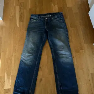 Snygga jeans från weekday i bra skick. Lågmidjade jeans i modellen ”Arrow” Storlek 29/32 