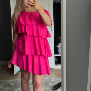 Rosa volangklänning - SUPERfin rosa volangklänning från Nakd som jag klippt av själv då de va en långklänning från början! Så fin nu till sommaren