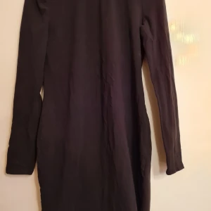 Tunn svart klänning  - Tunn svart klänning från märket nelly, den är i bra skick och väldigt sparsamt använd.  Den har storlek xl