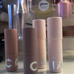Smink från Caia  - Ändast testat på handen, smink från Caia! Två läppstift och två sticks i dewy och matt skriv för mer info! ALLT för 150 skriv för att köpa enskild produkt 