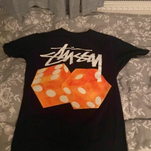 Stussy t-shirt - Hej! Säljer nu denna stussy t-shiro som jag köpte i stussys afärr i vanvouver när jag var där. Nästan aldrig använd skick: 9/10 inga defekter. Vårt pris 349kr! Sjuk steal!