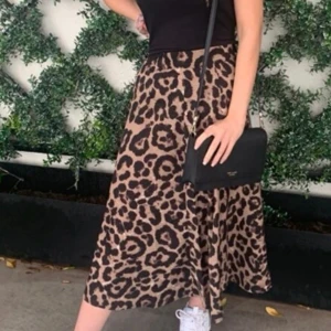 Leopard lång kjol - Fin kjol som knappt är använd🩷🩷🩷säljer för den inte kommer till användning🩷🩷passar till sommaren🩷
