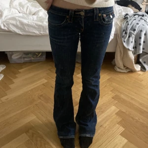 True religion jeans🔥 - Säljer dessa as snygga trueys pga att dem inte är min stil längre. Köpta för 1200 på plick säljer för 900! Midjemått ca 40 rakt över men dem är jättelågmidjade innerbensmåttet är 80 och dem är lite långa på mig som är 160💗