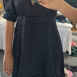 Zara klänning - Fin klänning som tyvärr var för liten för mig💙