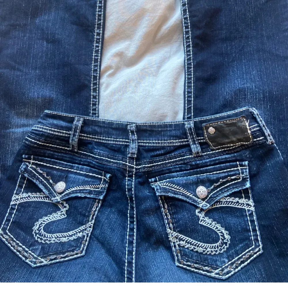 Jättefina jeans som liknar miss me jeansen. Sparsamt använda. Hör av dig vid fler bilder eller funderingar. Har i vanliga fall M i jeans . Midjemåttet 81 cm. Jeans & Byxor.