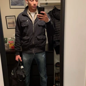 Svart kofta - Säljer denna svarta koftan då den inte kommer till användning längre, minns inte vart jag köpte den eller hur mycket den kostade. Bra skick lite solbränd men det syns knappt