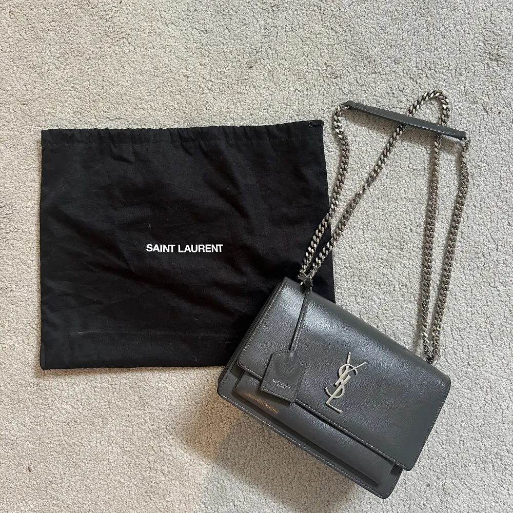 Säljer min fina limited edition väska från Saint Laurant (grå/silver). Köptes hösten 2020 på nk i Göteborg (kvitto finns). Modell: Sunset Medium. Nypris: 24 181 kr. Skickar självklart fler bilder vid efterfrågan. 😊. Laukut & Käsilaukut.