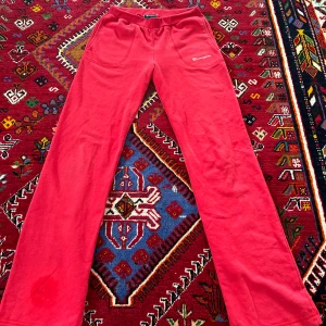 Lågmidjade Champion mjukis byxor  - Röda flared lågmidjade Champion mjukisbyxor, har aldrig använt❤️