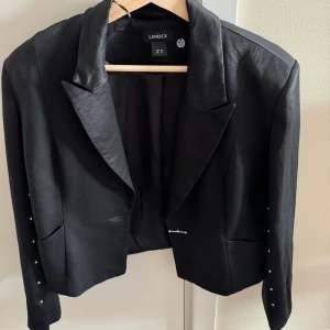 Blazer med detaljer - Kavaj/blazer/bolero med coola detaljer. Använder tyvärr inte. Passar xs/s bra om man inte vill att den ska va tight. 