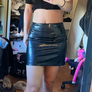 Kjol - Säljer denna fina tajta lack kjolen. Passar mig bra som har xs/s💓