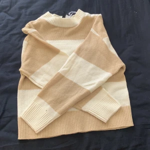 Randig tröja - Jätte fin stickad tröja som passar perfekt till sommaren🩷 säljer pga att den är för liten. De står storlek xxs men skulle säga att den är lite stor i storleken