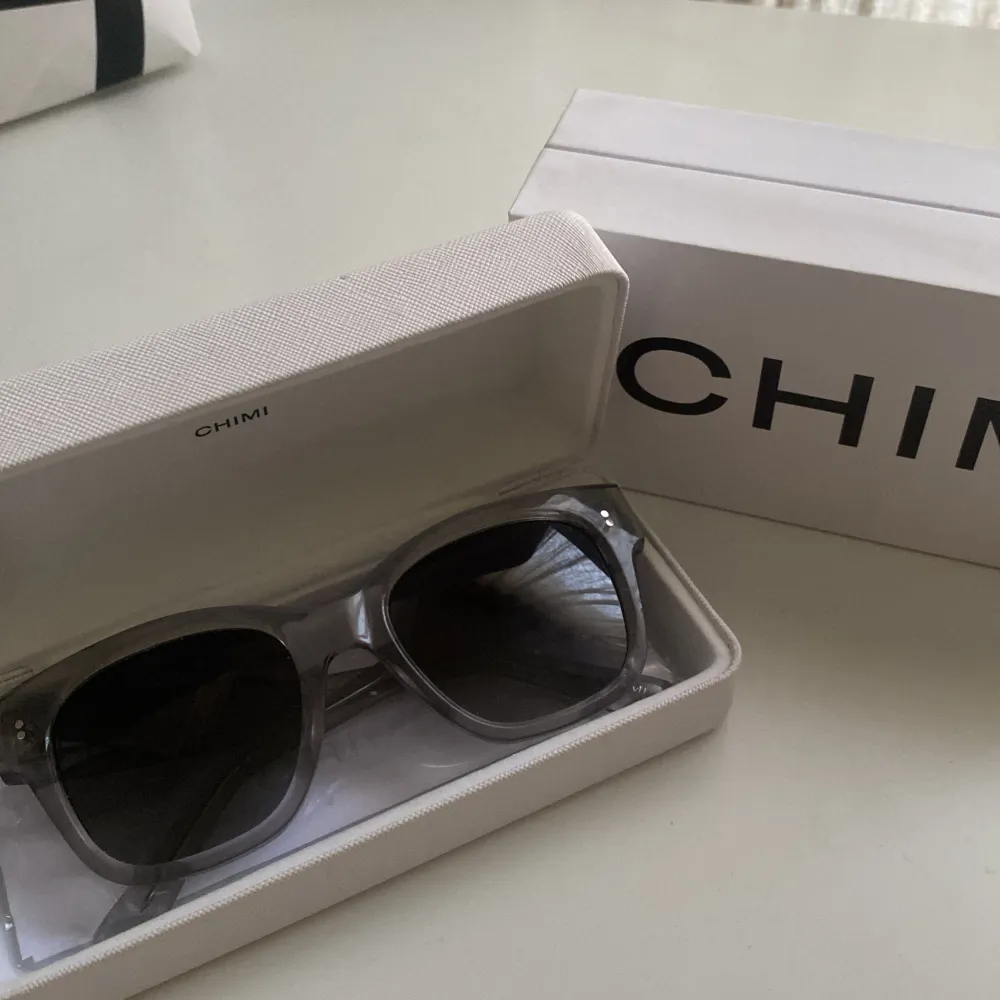 fina chimi glasögon i modell 07 grey, dem är i bra skick och använda ett fåtal gånger. säljer för att jag inte använder dem längre . Asusteet.