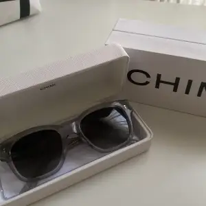 fina chimi glasögon i modell 07 grey, dem är i bra skick och använda ett fåtal gånger. säljer för att jag inte använder dem längre 