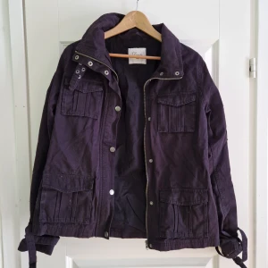 Svart jeansjacka - Svart jeansjacka med detaljer. Brukar vanligtvis ha strl s men har denna i strl 40 för den perfekta oversize-looken! 