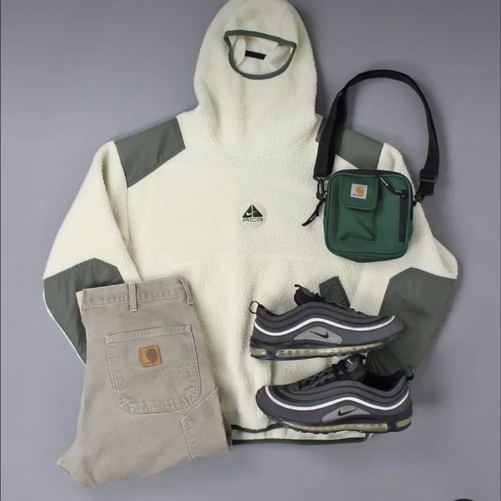 Säljer nu den här kända vintage Nike hoodie med balaklava även känd som ”ninja” fleece hoodie, ny skick och använt fåtal gången, riktigt snygg. Hoodies.