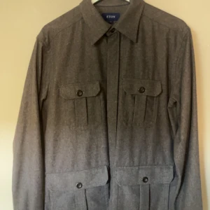 OVERSHIRT - Kom med förslag på pris🤝😃ETON overshirt i en ull blend, 10% Kashmir. Nästan aldrig använd så skicket är självklar 10/10. Perfekt till hösten och vintern. Passar till typ allting och har en otroligt bra kvalitet och känsla. Vid frågor skriv gärna DM🤝🙌🏻
