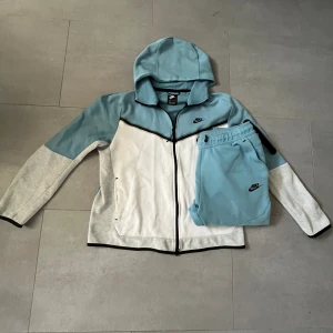 Tech fleece  - Tjena hej. Säljer denna tech fleece i en riktigt fet och clean färg. Det är bara att skriva om ni har några funderingar eller liknande. Priset är inte hugget i sten vid snabb affär. Fleecen är i storlek L och byxorna i storlek M 