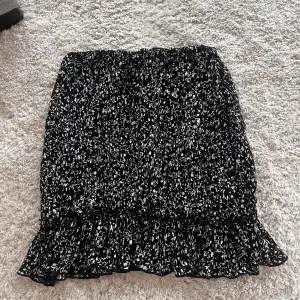Säljer denna söta kjol från pull and bear som aldrig blivit använd! Storlek M! Frakt ingår inte i priset. Kan även mötas upp i Stockholm🫶
