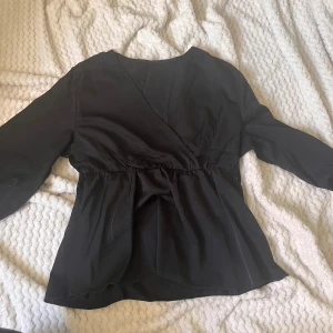 Blus - Fin svart blus. Tyvärr tappat bort skärpet som hör till