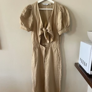 &otherstories byxdress - Byxdress från &otherstories! 🤎 Använd två ggr!  OBS! Skickas i juli när jag är i Sverige igen!