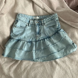 Volang jeans skjol  - Jättefin volang jeans skjol från Gina tricot❤️❤️ slutsåld överallt
