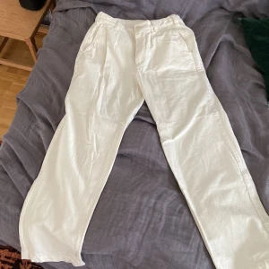 Arket byxor - Säljer nu dessa fina byxor från arket. Dom är knappt använda och har inga defekter. Originalpris är ungefär 1000. Hör av dig vid frågor!
