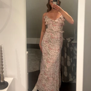 Långklänning  - Jättefin långklänning från bohoo, köpt för 700kr 💖 Aldrig använd, med prislappen kvar!! Den är väldigt lång, jag är 175cm! 