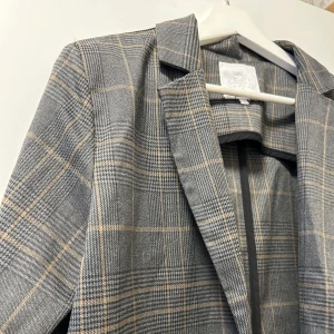 Kappa/kavaj - Kappa i kavaj-stil i strl M. Aldrig använd utan bara hängt i garderoben sedan köp