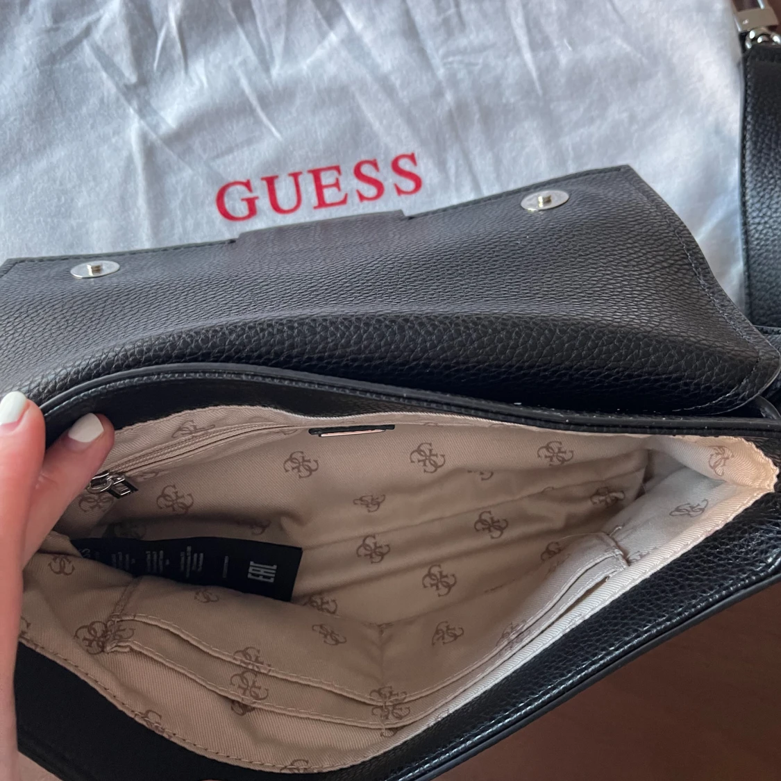 GUESS handväska - svart - 90