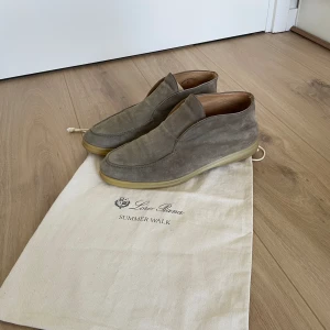 Loro Piana - Säljer dessa riktigt snygga Loro Piana open walks i storlek 41 men passar 42! Skorna är i ett fint skick utan defekter! Dustbag medkommer vid köp! Hör gärna av dig om du har frågor!