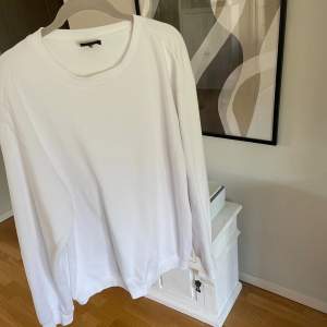 Vit sweatshirt från H&M i storlek L - Knappt använd - Köparens står för frakten - Inga returer - Betalning via köp direkt 