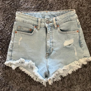 snygga jeansshorts  - Säljer ett par jätte fina oanvända jeansshorts då dem tyvärr är för små. Pris kan diskuteras❣️