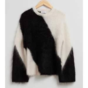 Other stories tröja - Säljer denna jättefina tröja från other stories. Bra skick i storlek S sitter perfekt på mig som är runt 165. Säljer bara eftersom att jag inte använder den så mycket. Nypris 1300kr . Kan pruta priset vid snabb affär💞💞