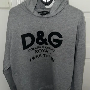 Dolce & Gabbana Hoodie - Välanvänd tröja men inget fel på skicket Storlek: M, den passar S/M