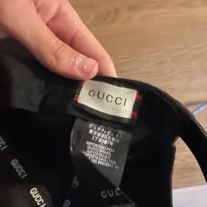Äkta Gucci keps använd 2 gånger säljer för bytt stil helt, pris kan ändras