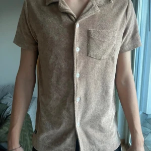 Robbie Moor tröja -  Snygg skjorta inför sommaren i ”handduks” material Näst intill oanvänd i stolek S Ny kostar 899kr på Zalando  80% bomull 20% polyester