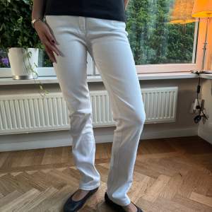 Vita jeans i ganska rak modell. De är i storlek 36 och köpta second hand. Perfekta till sommaren.🙏🏼💚