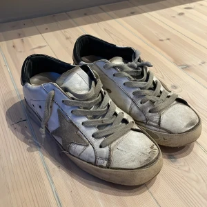 GOLDEN GOOSE - Säljer mina golden goose. Väldigt slitna men går att laga. Perfekt som slitskor t sommaren. Dustbag ingår. Priset är inte hugget i sten så kom med förslag//// Albert’s closet